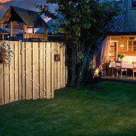 Een tuinafscheiding zorgt voor privacy, structuur en een verzorgde uitstraling in uw tuin. U kunt kiezen uit diverse materialen zoals hout, beton of metalen elementen, passend bij elke tuinstijl. Met de juiste tuinafscheiding creëert u een veilige en sfeervolle buitenruimte. Bovendien beschermt het uw tuin tegen wind en ongewenste blikken. Bij Burman Sierbestrating vindt u een ruim assortiment tuinafscheidingen voor een stijlvolle en functionele tuin.