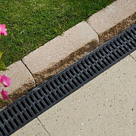 Een goede afwatering is essentieel voor een droge en onderhoudsvriendelijke tuin. Het voorkomt waterophoping op terrassen, paden en opritten en beschermt uw bestrating tegen schade. Bij Burman Sierbestrating vindt u diverse oplossingen, zoals drainage, goten en afvoerputten, die passen bij iedere tuin. Zo blijft uw buitenruimte veilig, netjes en jarenlang in topconditie. Met de juiste afwatering geniet u zorgeloos van uw tuin, ongeacht het weer.