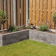 Muurelementen zijn ideaal om hoogteverschillen in de tuin op te vangen of om stijlvolle borders en zitmuren te creëren. Ze combineren functionaliteit met een moderne en strakke moderne en strakke  uitstraling. Dankzij de verschillende kleuren, formaten en structuren passen muurelementen in vrijwel iedere tuinstijl. Zo geeft u uw tuin eenvoudig meer diepte en karakter. Bij Burman Sierbestrating vindt u diverse muurelementen om uw tuin compleet te maken. 