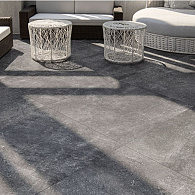 Keramische tuintegels zijn een luxe en duurzame keuze voor een modern terras. Ze zijn kleurvast, krasbestendig en nemen nauwelijks vocht op, waardoor ze zeer onderhoudsvriendelijk zijn. Dankzij de vele designs, zoals beton-, natuursteen- en houtlook, passen keramische tegels in vrijwel iedere tuin. Bovendien blijven ze jarenlang mooi, zelfs bij intensief gebruik. Bij Burman Sierbestrating vindt u een ruim assortiment keramische tuintegels voor een stijlvolle en onderhoudsarme tuin.